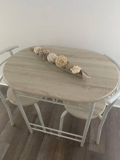 Apartment Sleeps 3, Cozy, Boho Style, In The Heart Of -free Parking