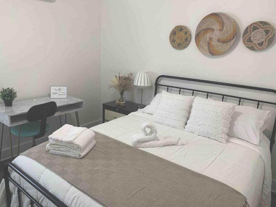Apartment Sleeps 3, Cozy, Boho Style, In The Heart Of -free Parking *