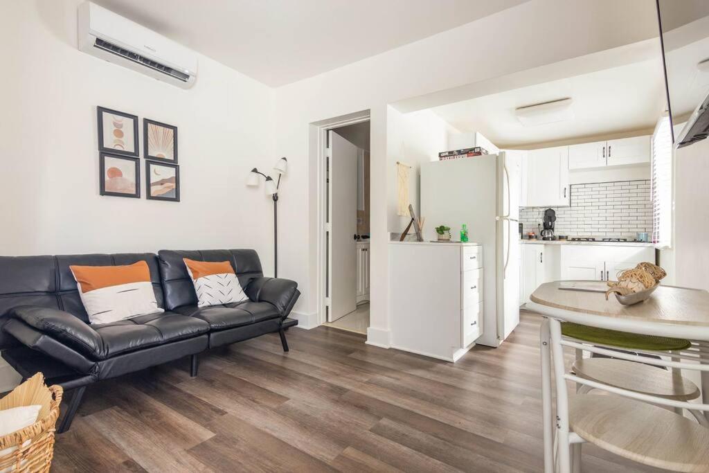Sleeps 3, Cozy, Boho Style, In The Heart Of -free Parking Apartment