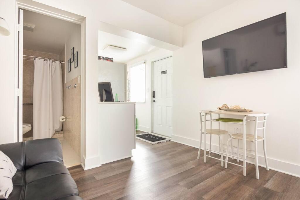 Sleeps 3, Cozy, Boho Style, In The Heart Of -free Parking Miami