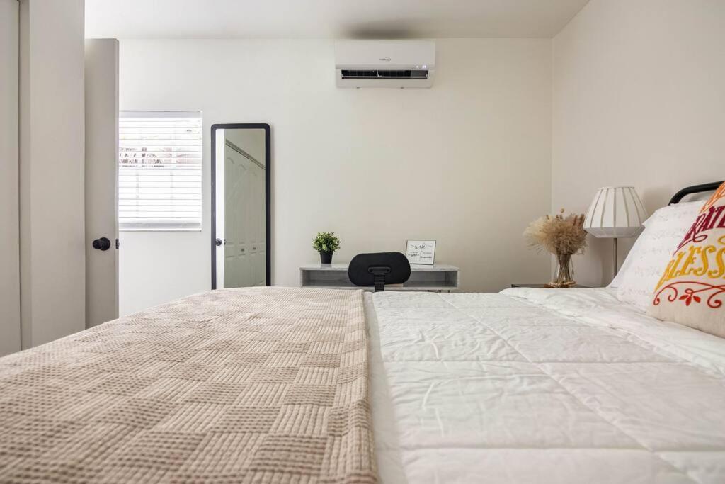 Apartment Sleeps 3, Cozy, Boho Style, In The Heart Of -free Parking *