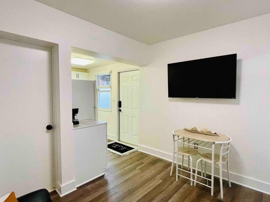 Apartment Sleeps 3, Cozy, Boho Style, In The Heart Of -free Parking *