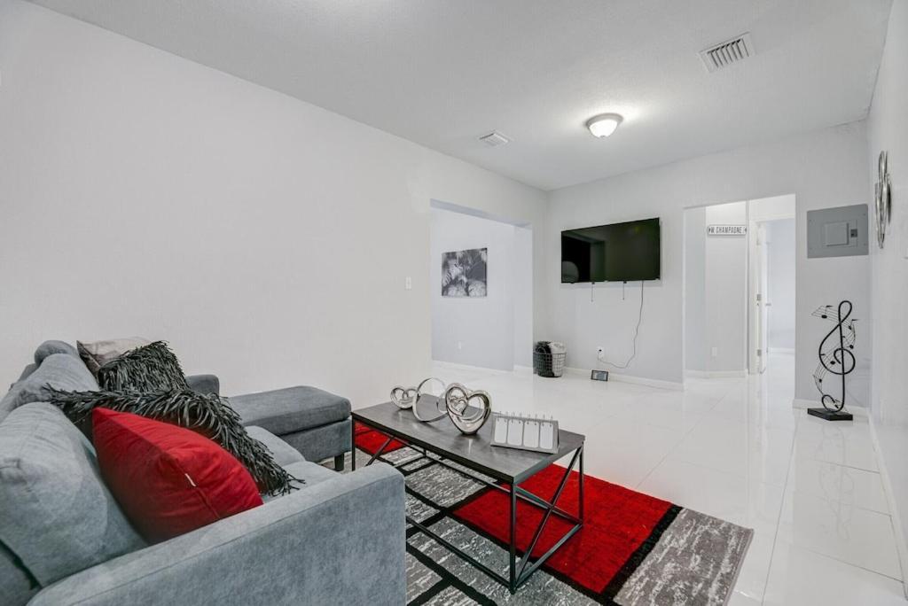 Apartment Deco Drive • Near Hard Rock Stadium • South • Wynwood Miami