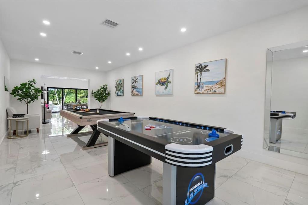 Villalee-jungle Palm Island White Marble Pool Area Holiday home Miami