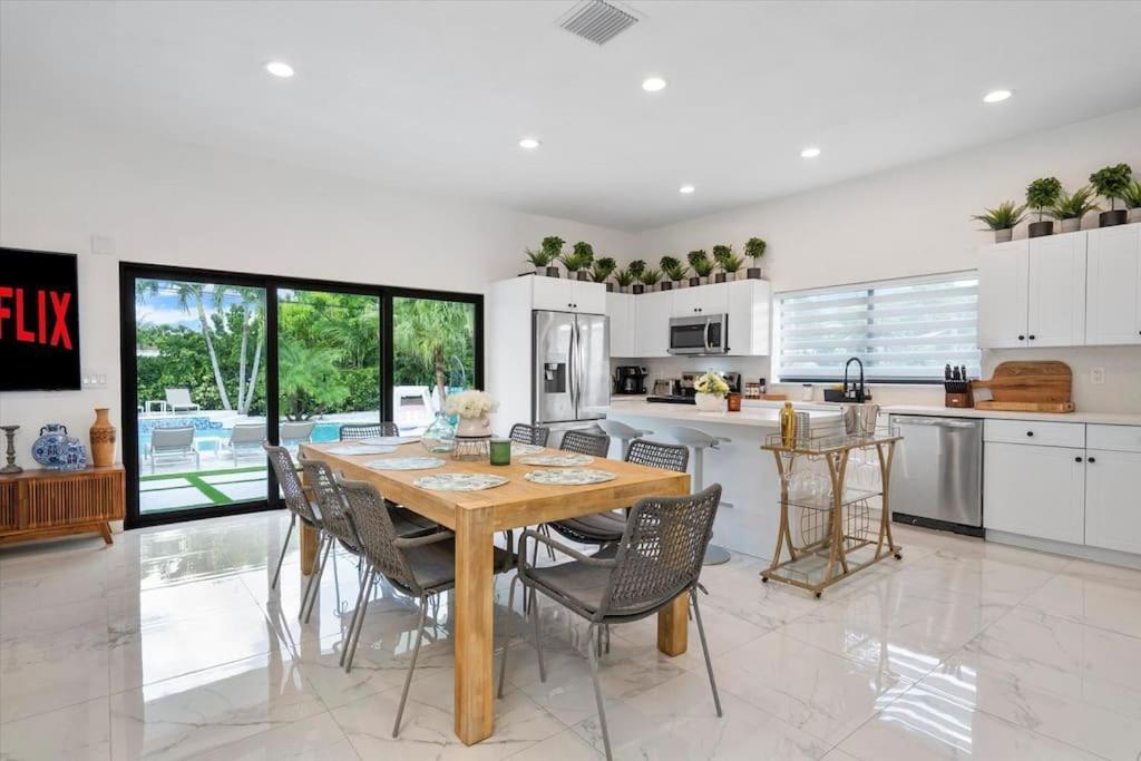 Villalee-jungle Palm Island White Marble Pool Area Holiday home *