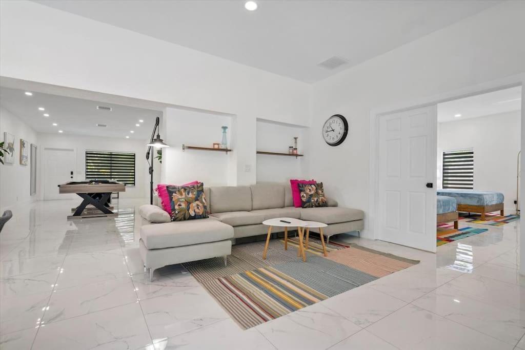 Holiday home Villalee-jungle Palm Island White Marble Pool Area Miami