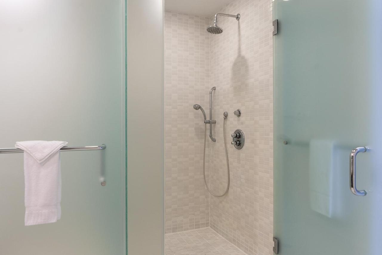 Modern Private Studio - King Bed, Jacuzzi, Balcony And Pool