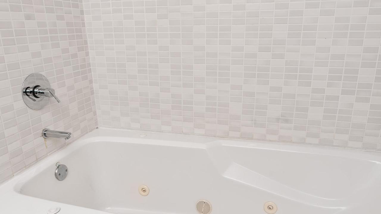 Modern Private Studio - King Bed, Jacuzzi, Balcony And Pool Aparthotel Miami