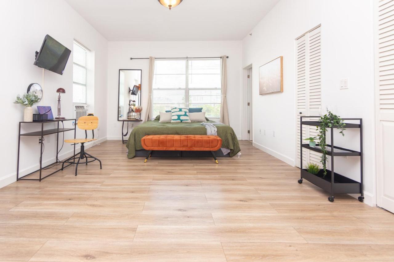 Downtown With Balcony - 5 Minutes From Wynwood & Port - Art District Near Beach Apartment