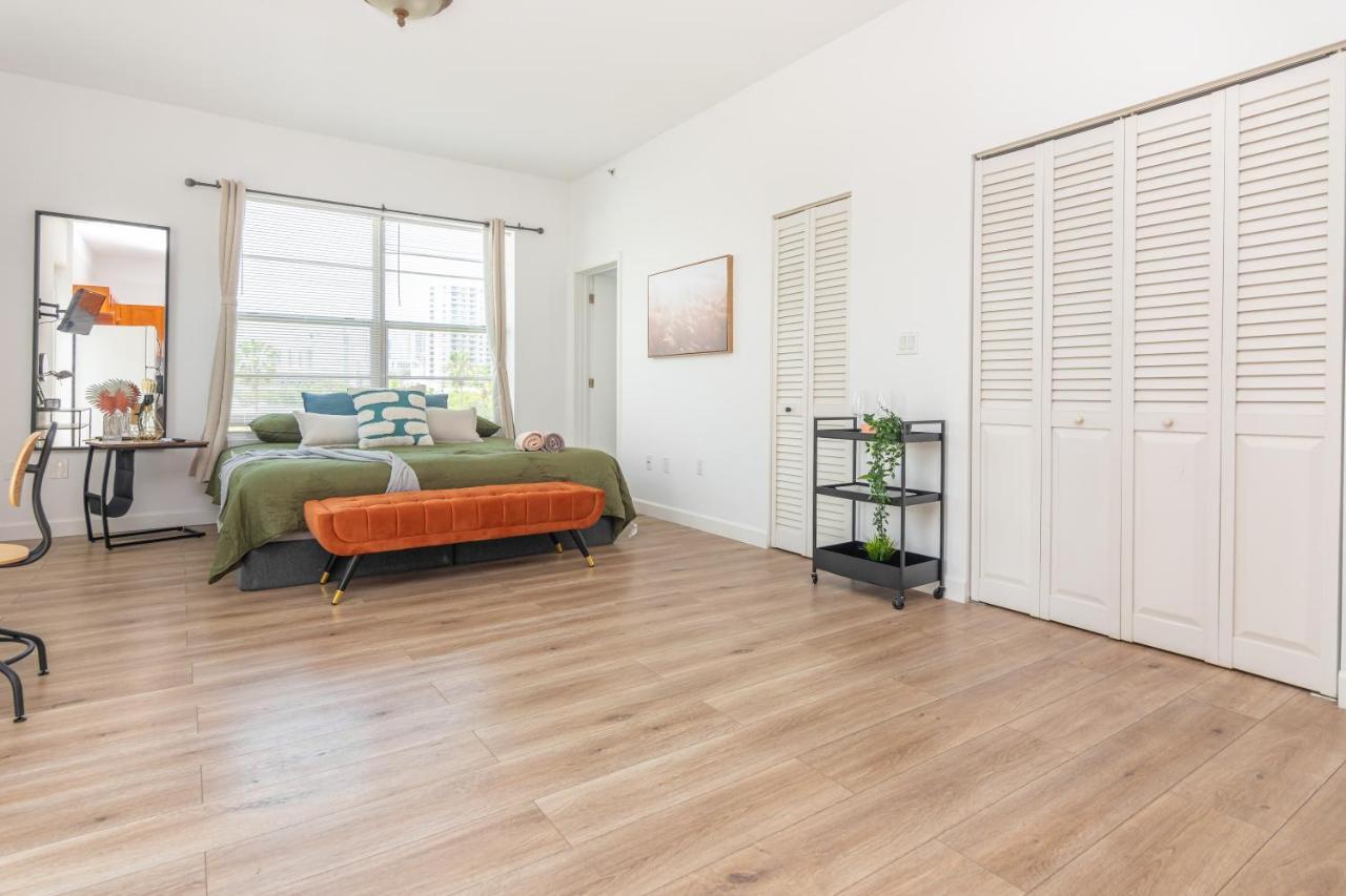 Downtown With Balcony - 5 Minutes From Wynwood & Port - Art District Near Beach Apartment