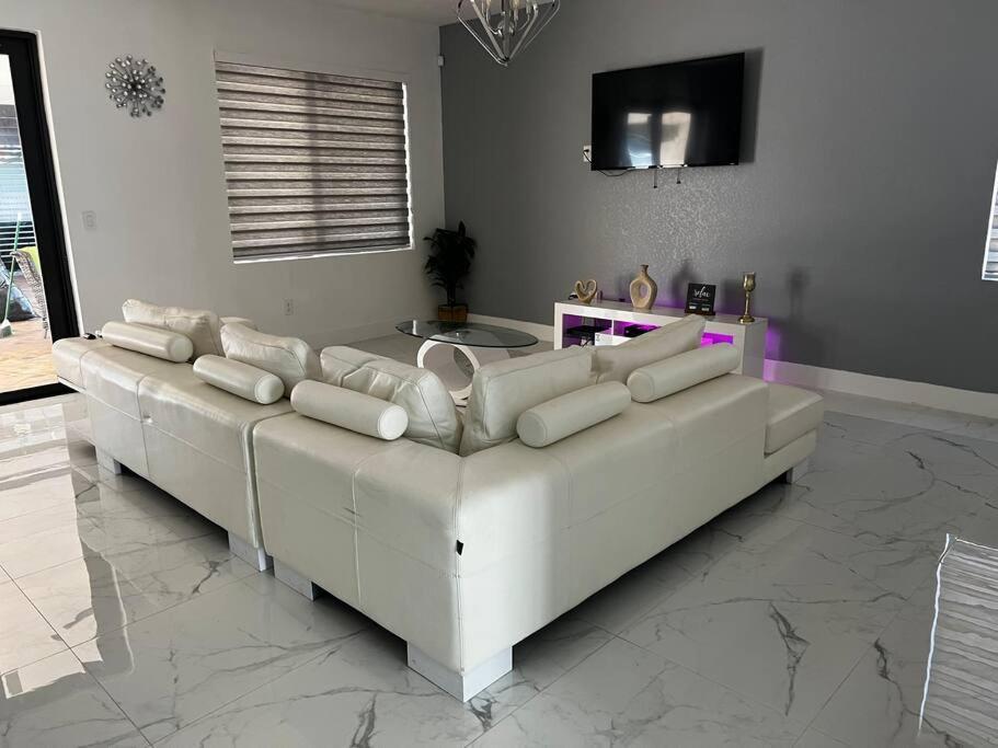 Yenya Villa Miami