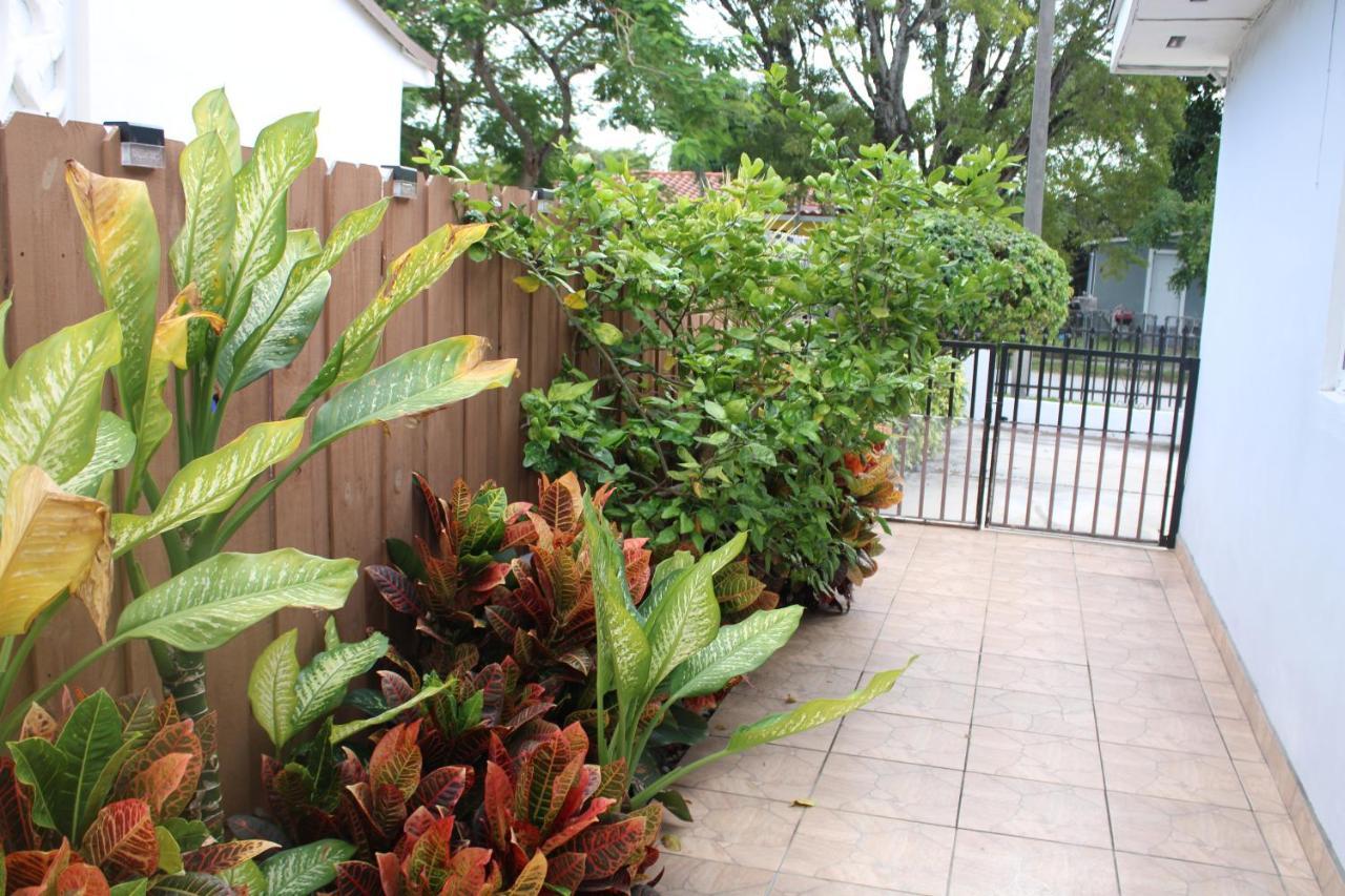 Main House 3 Bed 2 Bath & 1 Bed 1 Bath Holiday home Miami