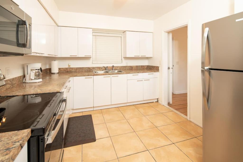 Modern 5 Bedroom 15 Min To The Holiday home Miami