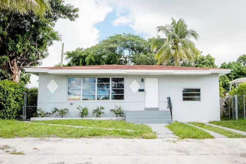 Modern 5 Bedroom 15 Min To The Holiday home Miami
