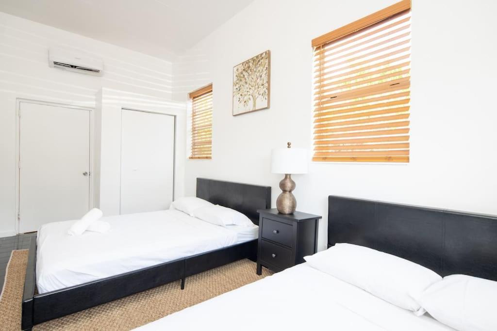 Holiday home Modern 5 Bedroom 15 Min To The *