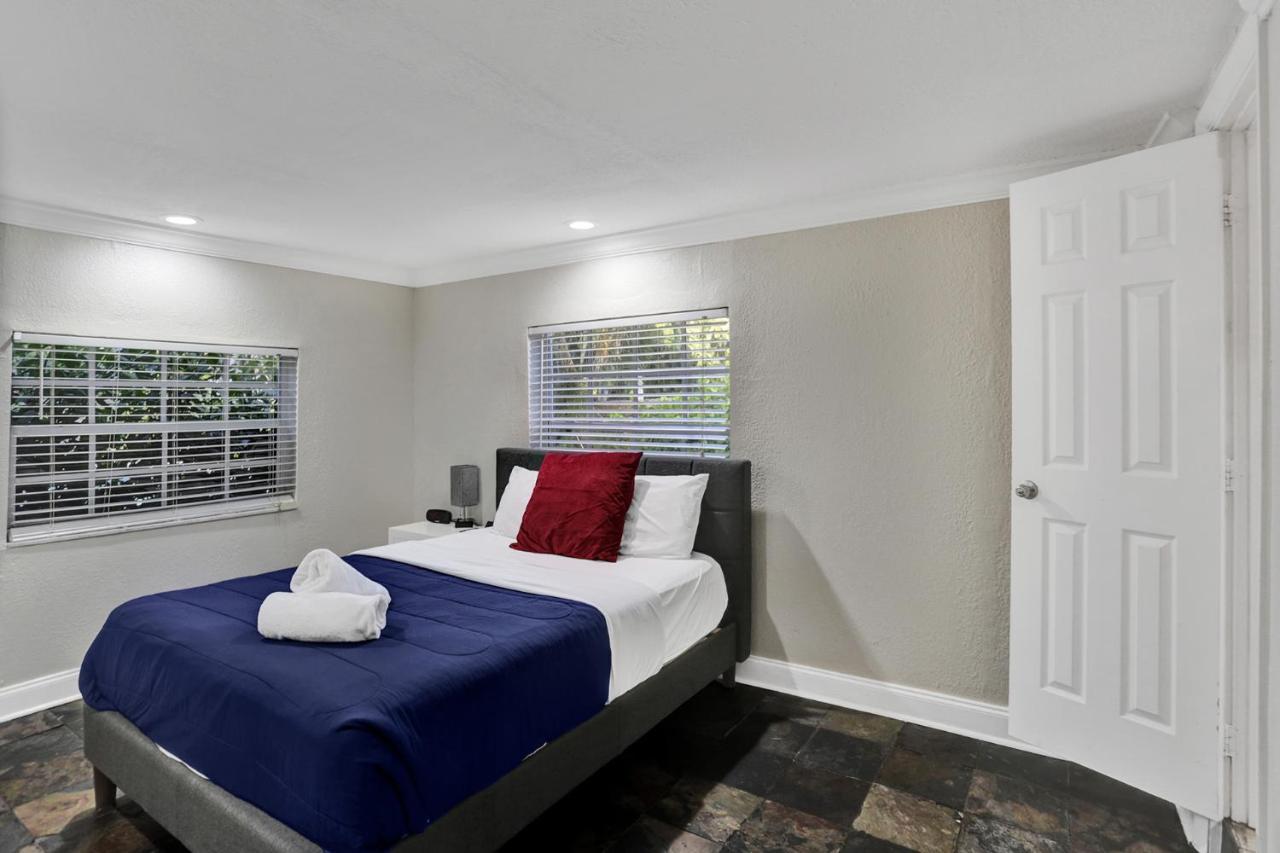 Casa Ria Luxury House & Private Pool Near Aventura Mall Villa