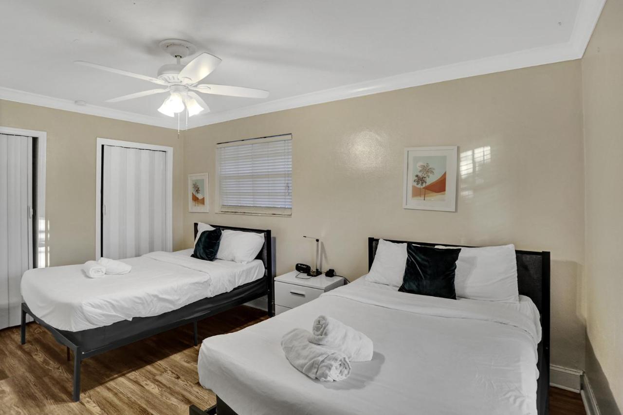 Casa Ria Luxury House & Private Pool Near Aventura Mall Villa