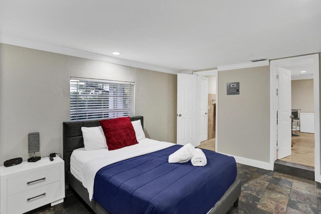 Casa Ria Luxury House & Private Pool Near Aventura Mall Miami
