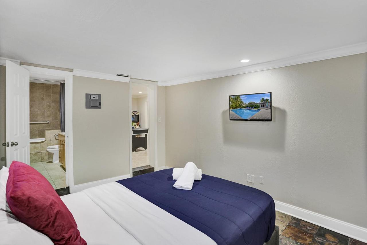 Casa Ria Luxury House & Private Pool Near Aventura Mall Villa