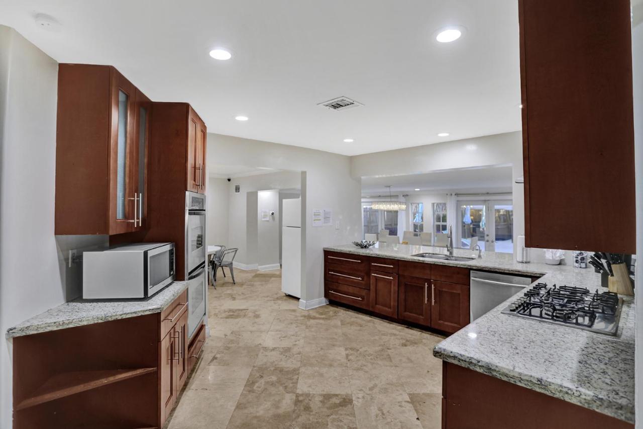 Villa Casa Ria Luxury House & Private Pool Near Aventura Mall Miami