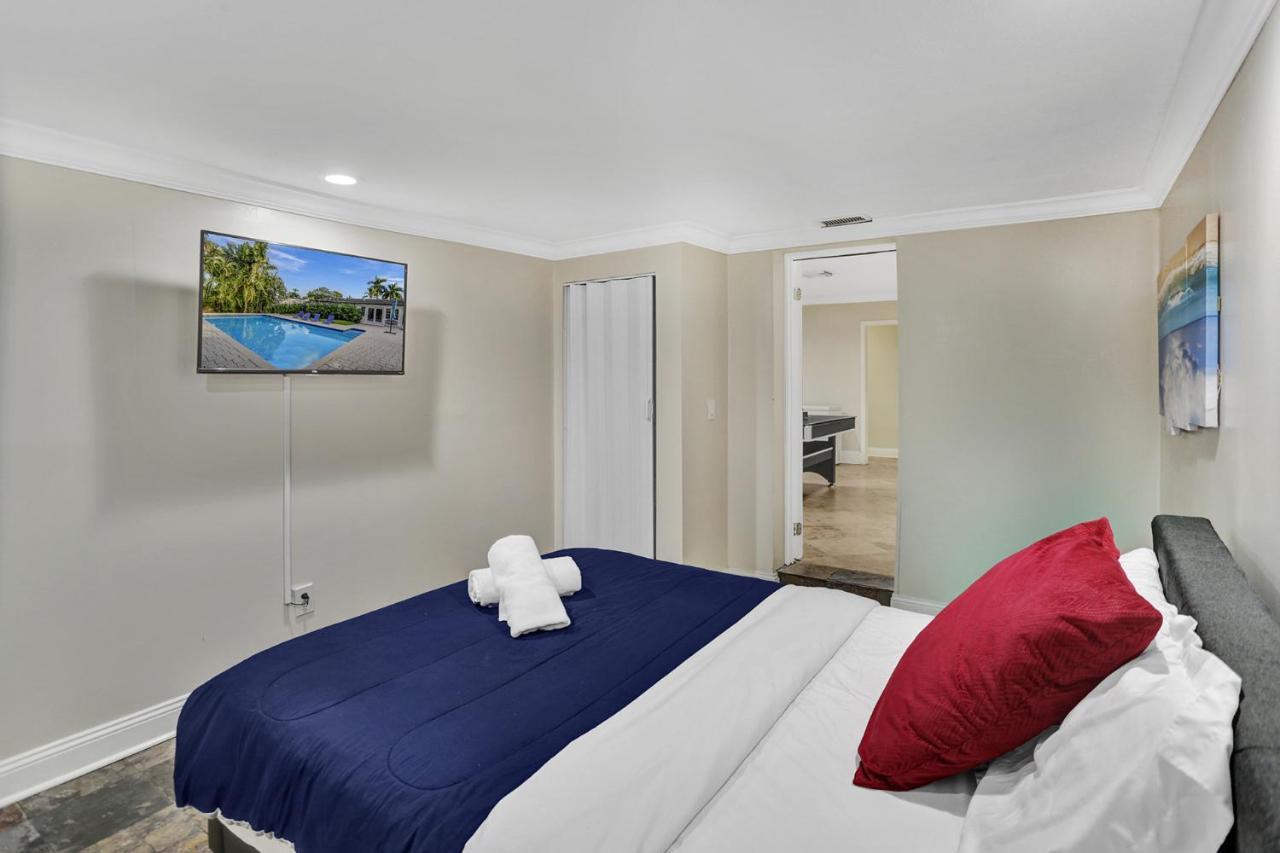 Casa Ria Luxury House & Private Pool Near Aventura Mall Villa