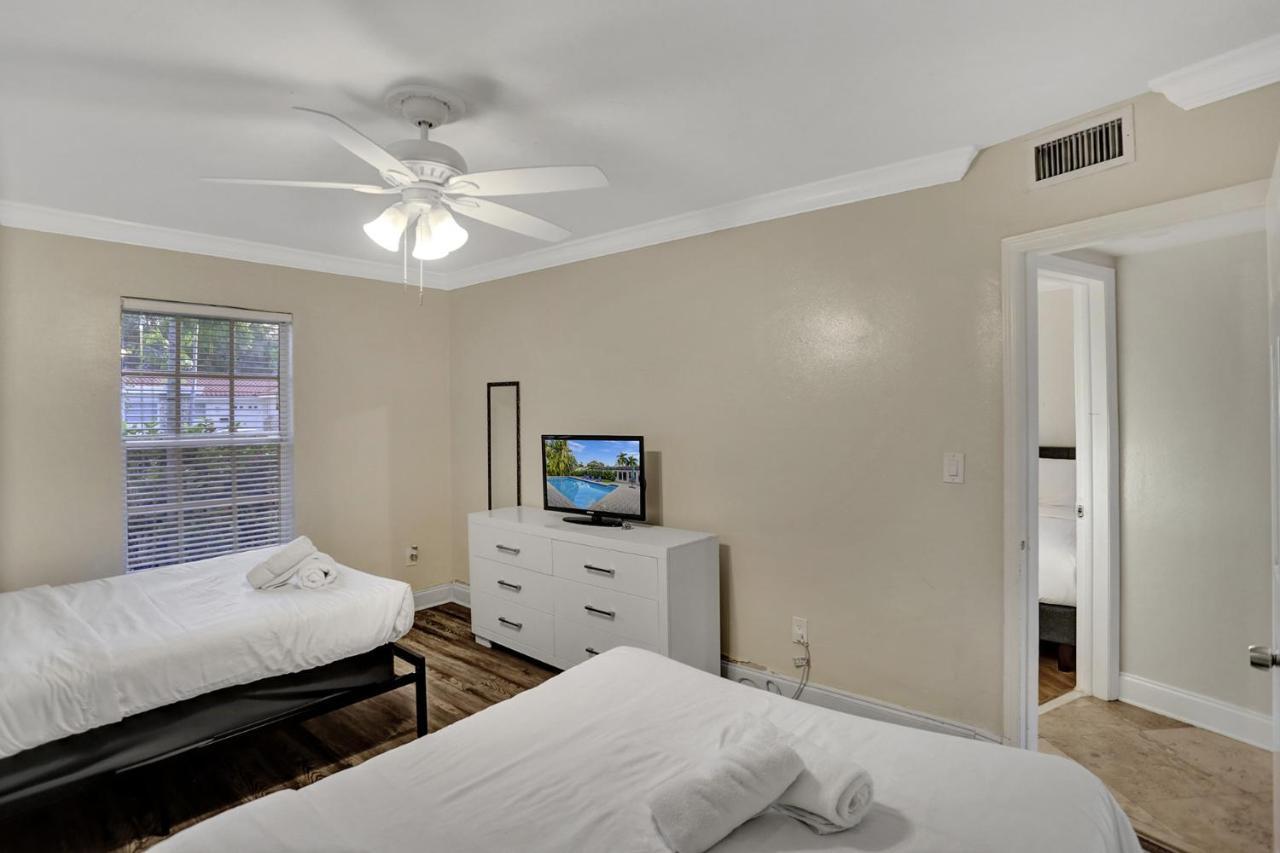 Casa Ria Luxury House & Private Pool Near Aventura Mall Villa