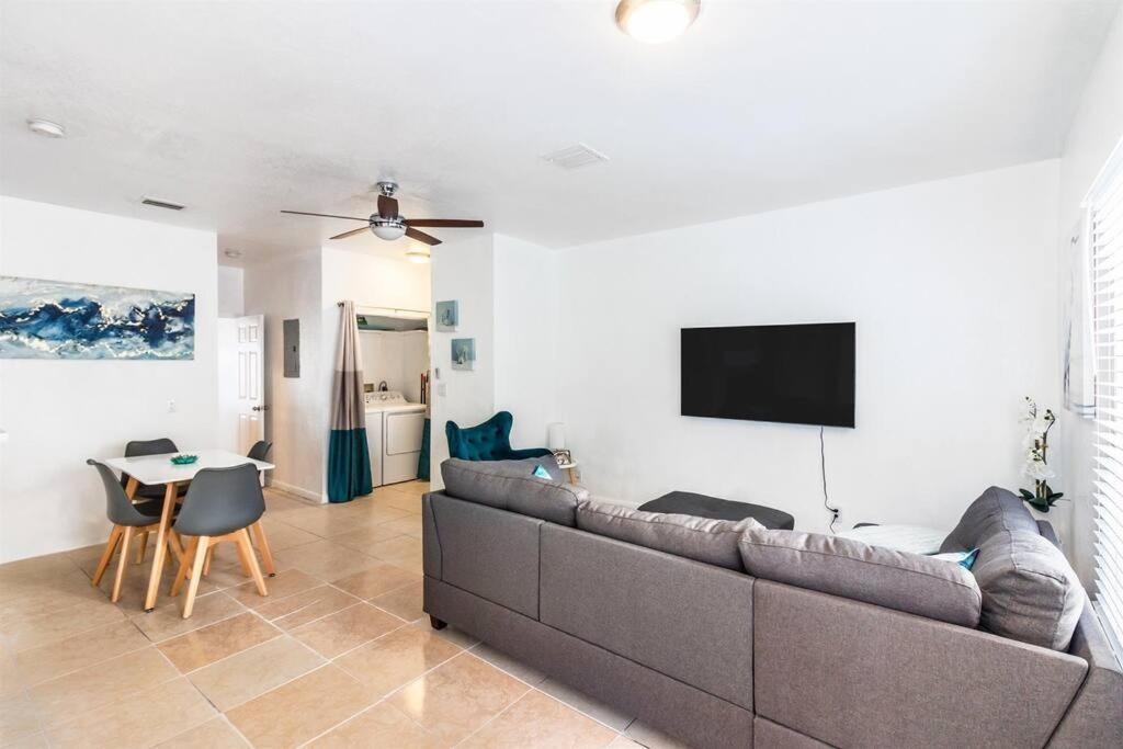 Bright & Cozy Duplex ~ Near South & Wynwood! Apartment Miami