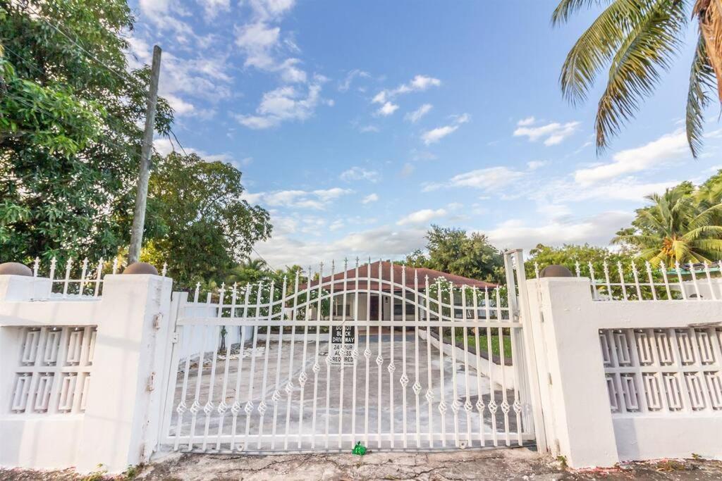 Bright & Cozy Duplex ~ Near South & Wynwood! Apartment *