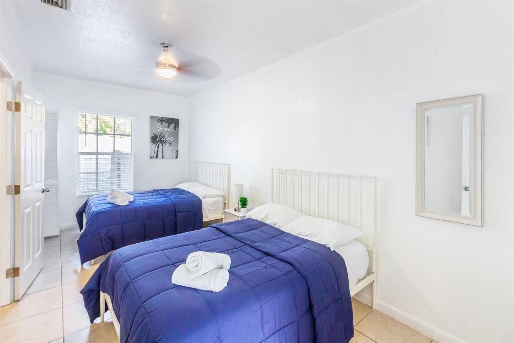 Bright & Cozy Duplex ~ Near South & Wynwood! Apartment