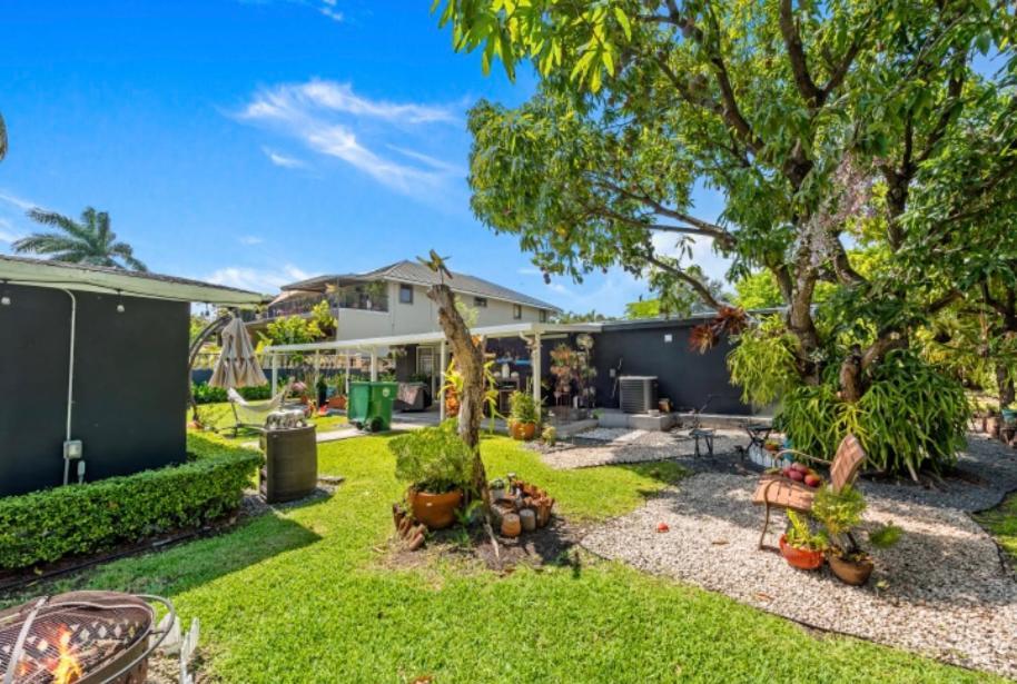 Cozy Triplex Centrally Located Holiday home *