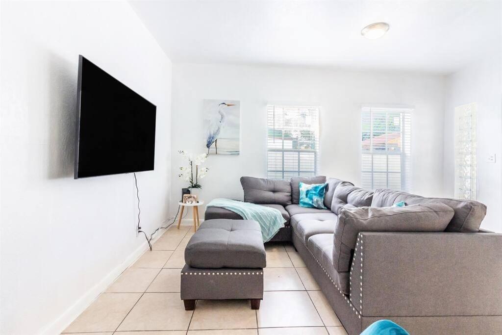 Bright & Cozy Duplex ~ Near South & Wynwood! Apartment *