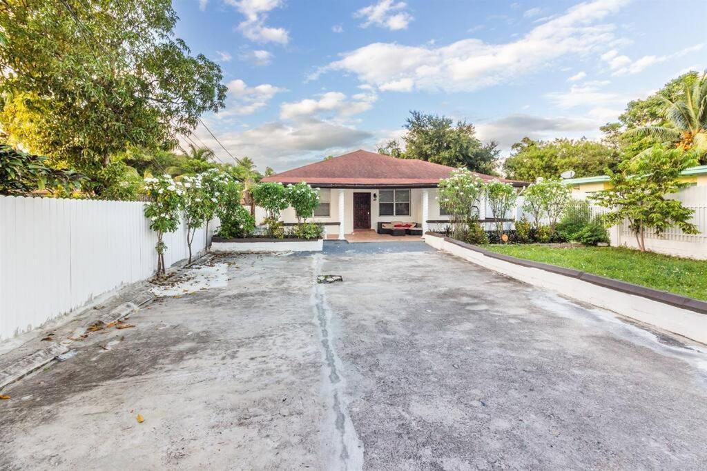 Bright & Cozy Duplex ~ Near South & Wynwood! Apartment