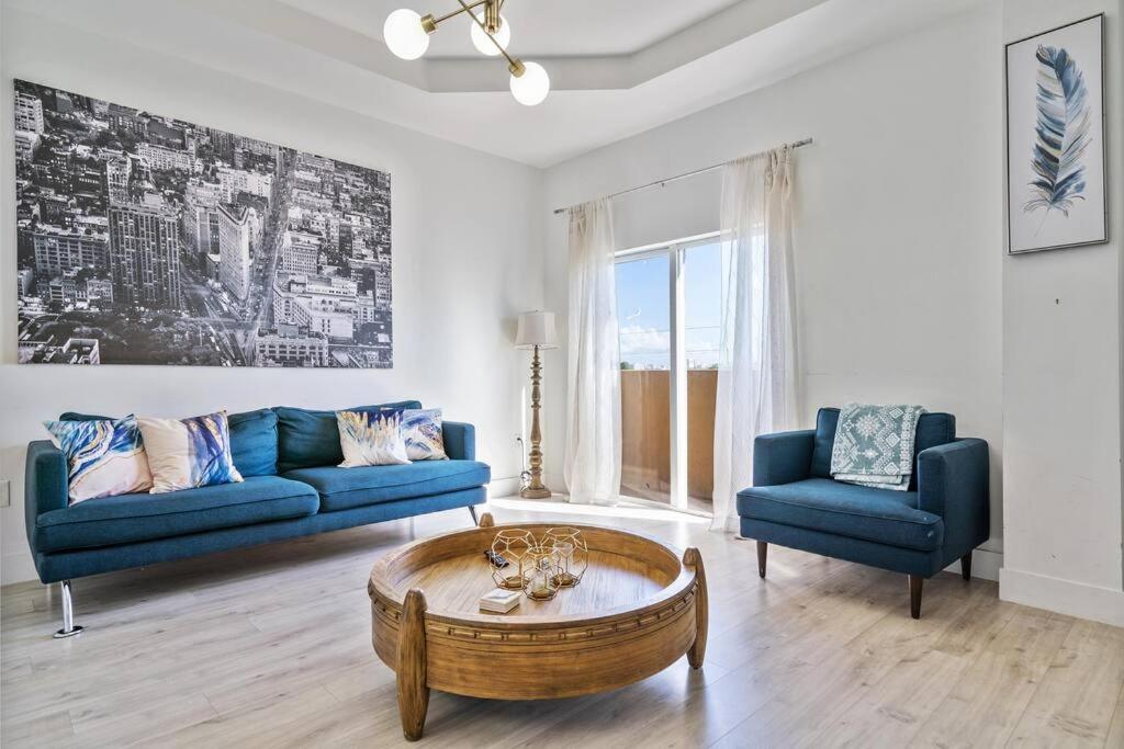 Near Airport 2 Story 2 Bedroom W/ Balcony
