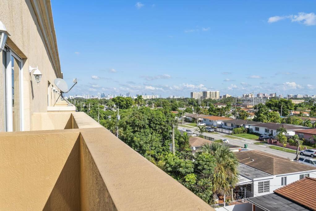 Apartment Near Airport 2 Story 2 Bedroom W/ Balcony