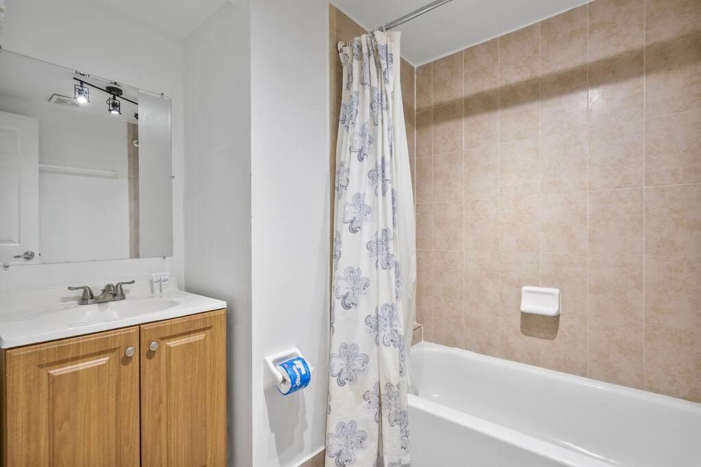 Apartment Near Airport 2 Story 2 Bedroom W/ Balcony *