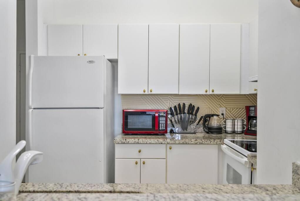 Apartment Near Airport 2 Story 2 Bedroom W/ Balcony *