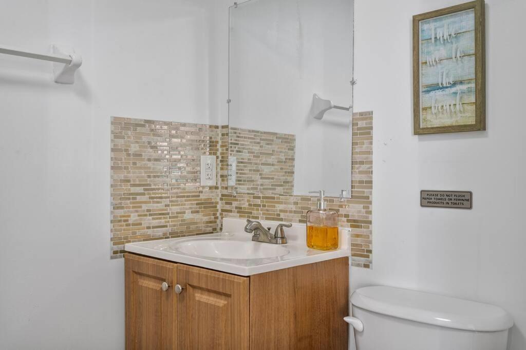 Near Airport 2 Story 2 Bedroom W/ Balcony Apartment *