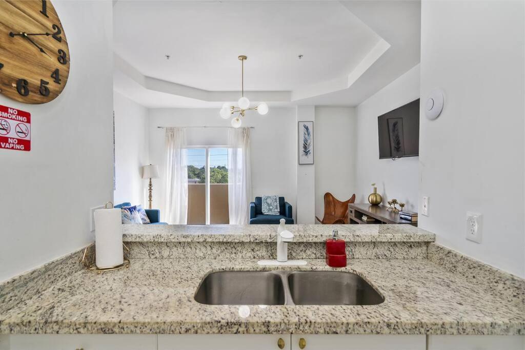 Apartment Near Airport 2 Story 2 Bedroom W/ Balcony