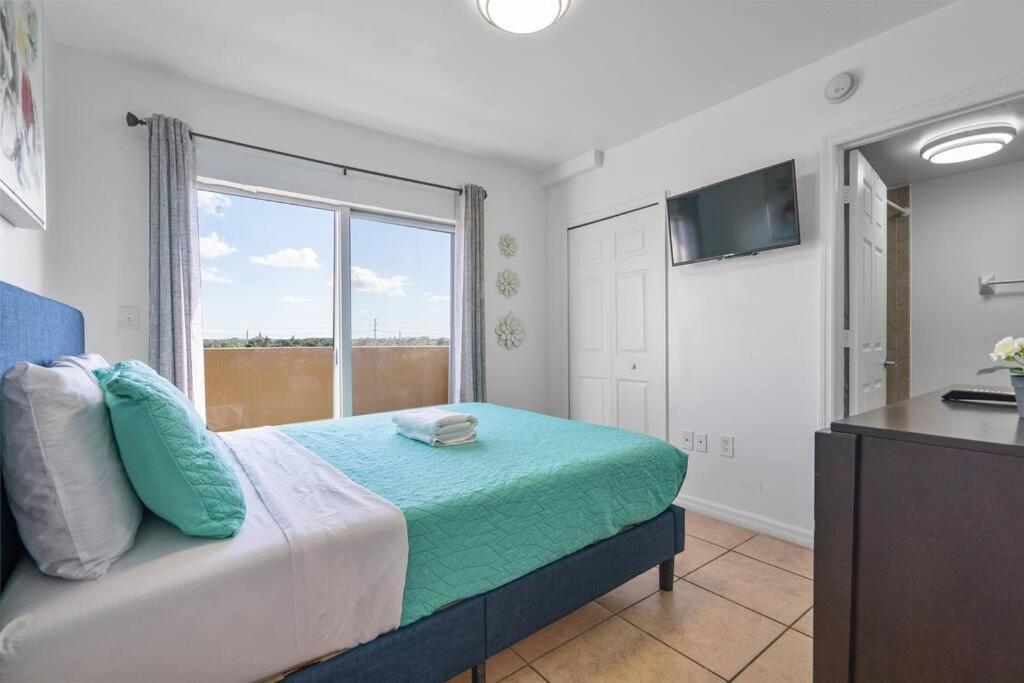 Apartment Near Airport 2 Story 2 Bedroom W/ Balcony *