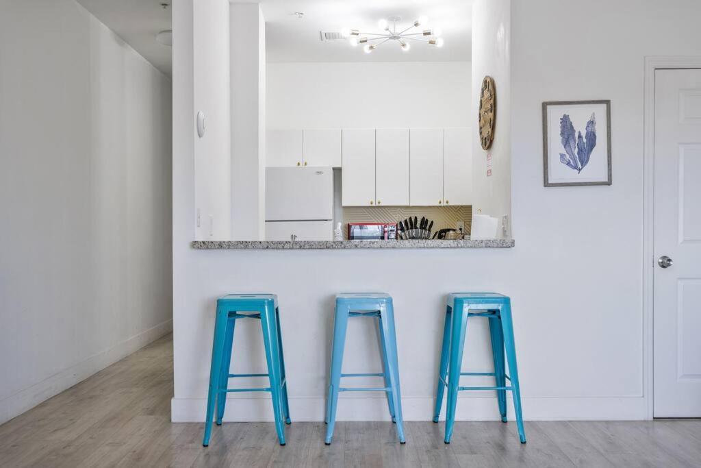 Near Airport 2 Story 2 Bedroom W/ Balcony Apartment *