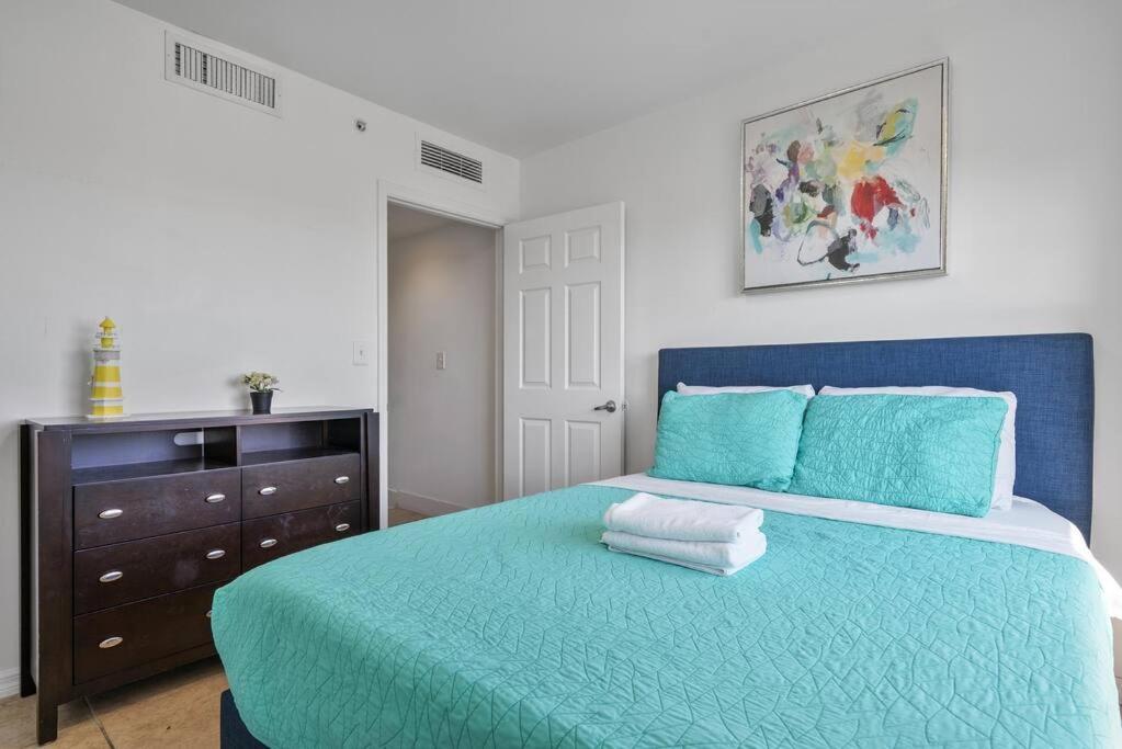 Near Airport 2 Story 2 Bedroom W/ Balcony Apartment *