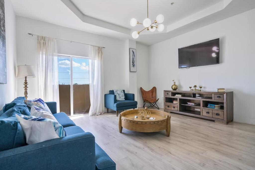 Near Airport 2 Story 2 Bedroom W/ Balcony Apartment