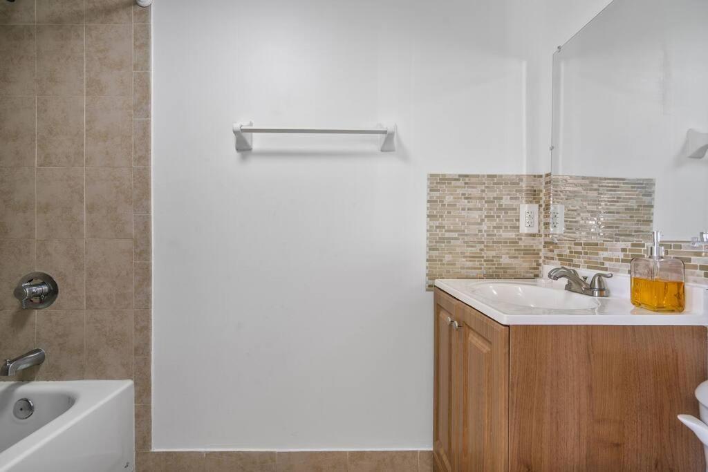 Near Airport 2 Story 2 Bedroom W/ Balcony Apartment *