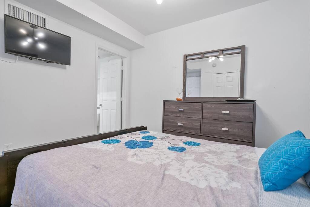 Near Airport 2 Story 2 Bedroom W/ Balcony *