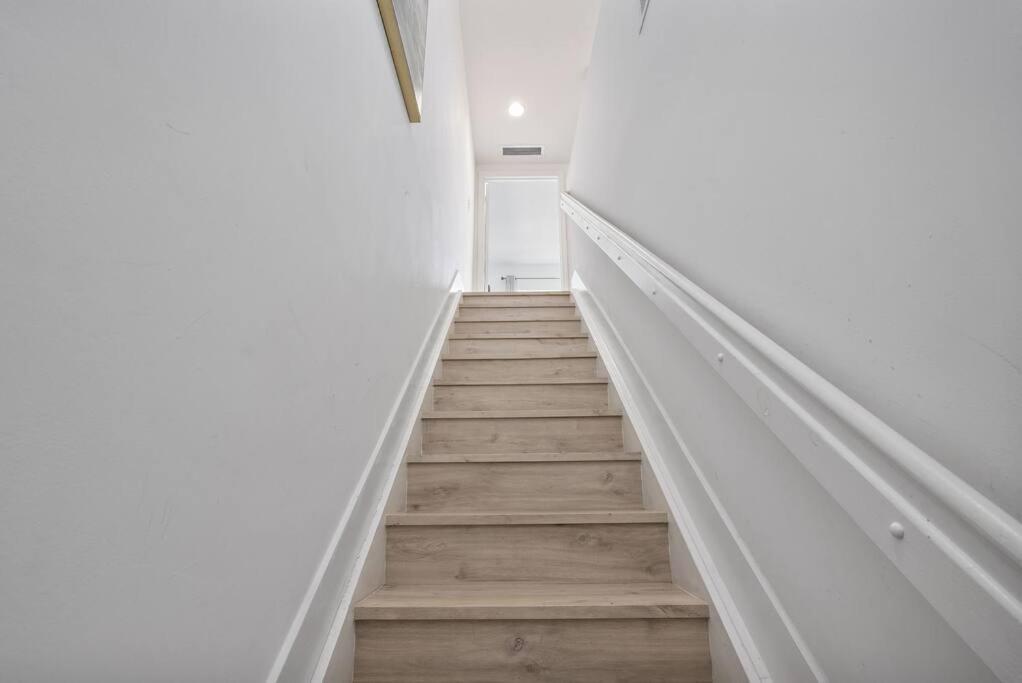 Apartment Near Airport 2 Story 2 Bedroom W/ Balcony Miami