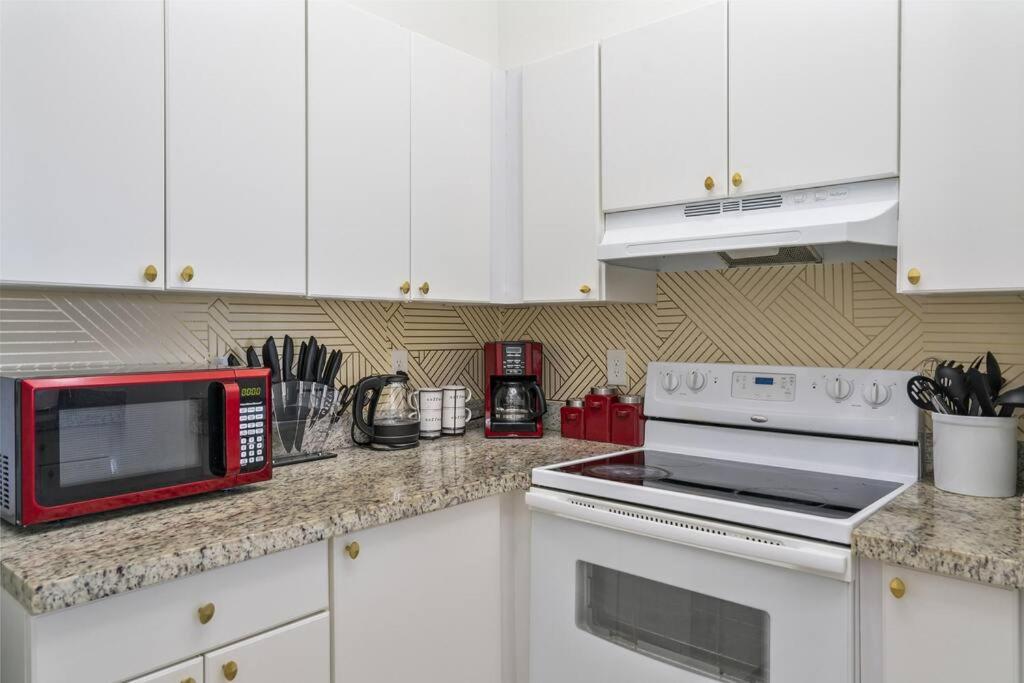 Near Airport 2 Story 2 Bedroom W/ Balcony Apartment