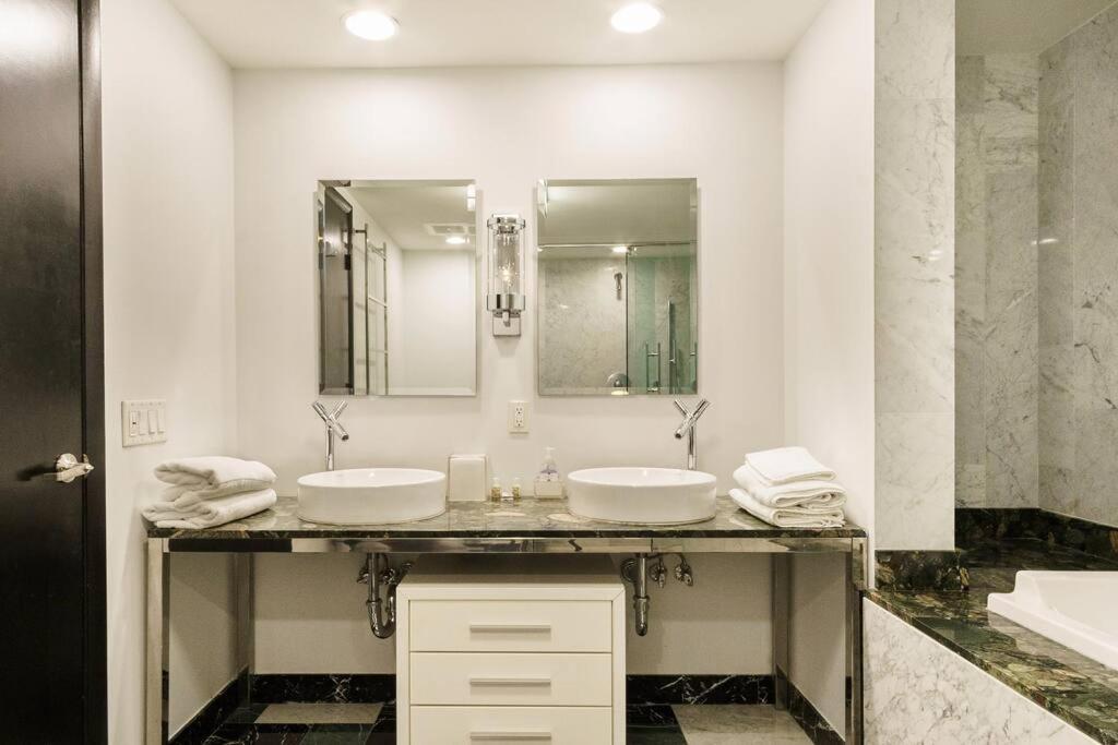 Apartment 2 Bedroom With Stunning Views At The W Residences