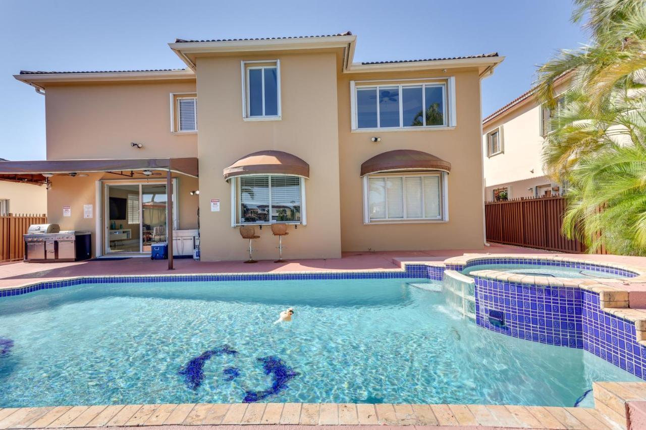 Spacious Retreat With Grill, Pool And Dock! Holiday home