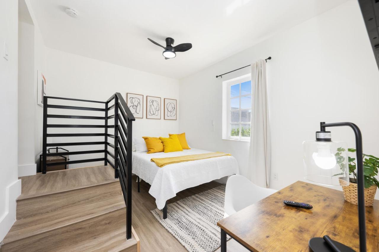 3 Bedroom Smart Home, Close To Airport, Fast Wifi, Patio, Grill & Free Private Parking Holiday home *