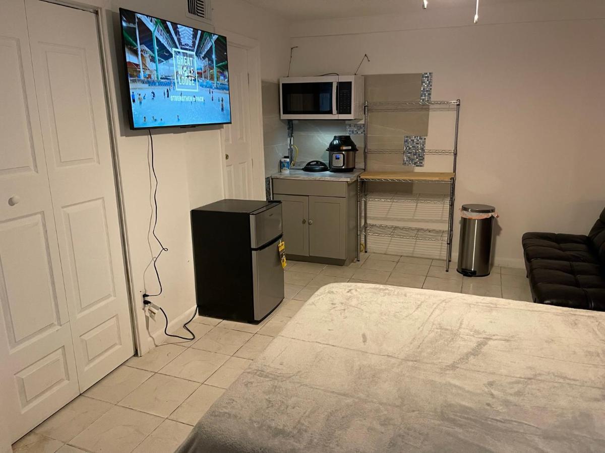 Homestay Value Inside Miami, Near Airport, Beach, Center & Metro *